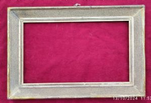 dorata con svasatura all'interno parte piatta effetto sabbiato cordoncino in oro lucido. fine XVIII inizi XIX° sec. luce cm.22.5x39est.33x49